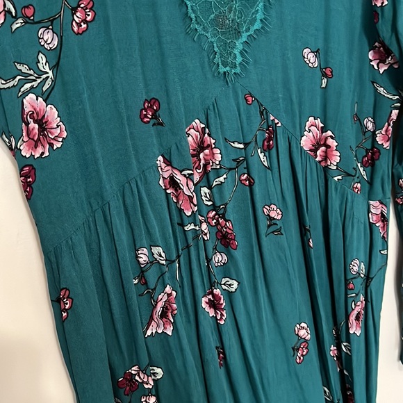 Eyeshadow Boho Dress V Neck Mini to Midi Emerald Green Lace Detail - Picture 7 of 9